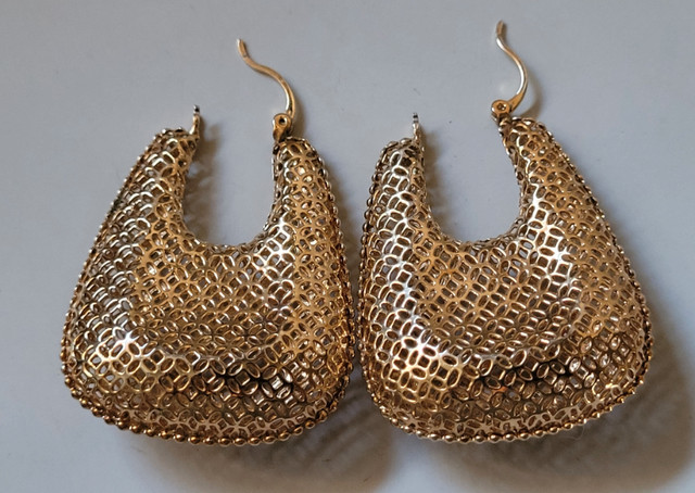 Gold Tone Handbag Shaped Filigree Hoop Earrings in Jewellery & Watches in Oshawa / Durham Region - Image 2