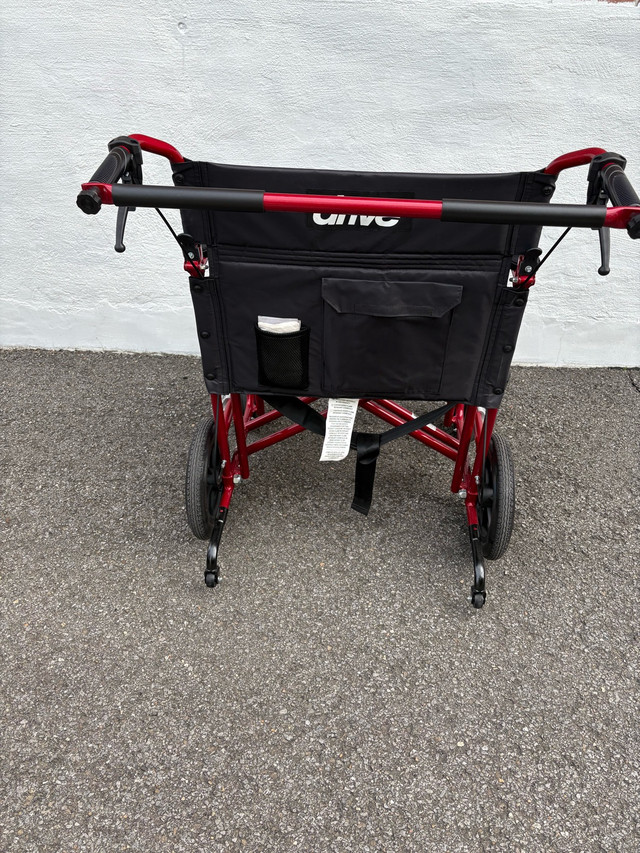 Fauteuil roulant  dans Santé et besoins spéciaux  à Laval/Rive Nord - Image 2
