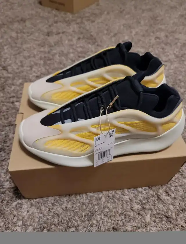 Yeezy 700 v3 Mono Safflower Size 11 Men’s  in Men's Shoes in Hamilton - Image 6