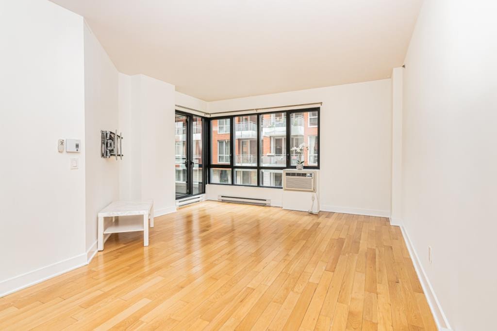 3 1/2 Griffintown Condo for Rent, 650 sqft, 1 Bedroom + Office — photo 2