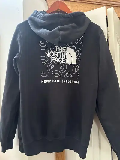 Check out this used The North Face black hoodie, perfect for staying cozy and stylish! This hoodie f...