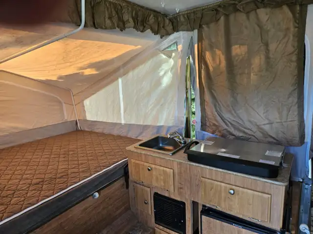 2011 Flagstaff Tent Trailer by Forest River in RVs & Motorhomes in Vernon - Image 5