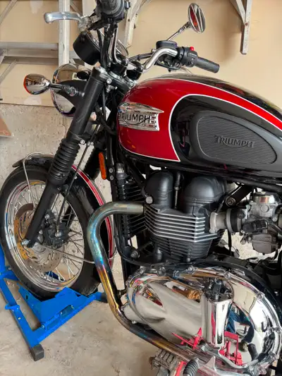 Classic Triumph Bonneville T100 (2014) - 9,500Km - Beautiful, Pristine condition - Black, Burgundy a...