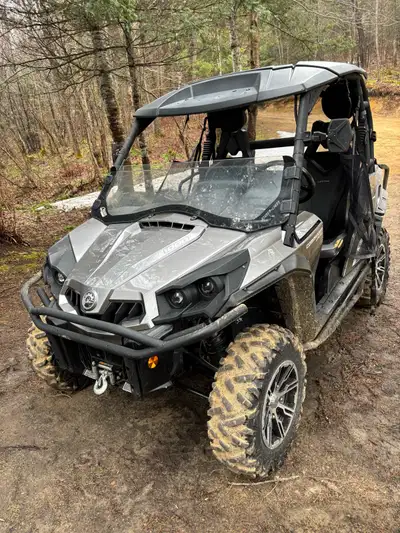 2014 can-am commander 1000 , black oak edition , it has 2140km on it , barely no rust , fully loaded...