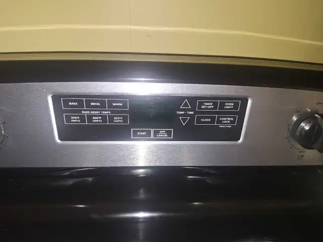 Cuisinière Four, très propre. Marque :Amana Electric Range in Stoves, Ovens & Ranges in City of Montréal - Image 5