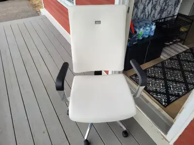 Chaise bouty de qualité tres peu d usure 100$ chaques elle sont tres confortable plusieurs disponibl...