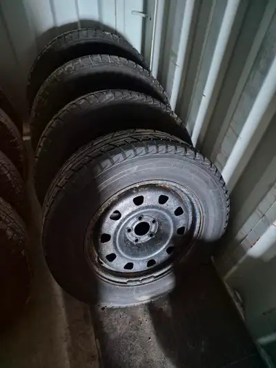 Yokohama ice guard ig51v 245/65/R17 Vendu avec roues en acier Était sur Jeep Cherokee trailhawk