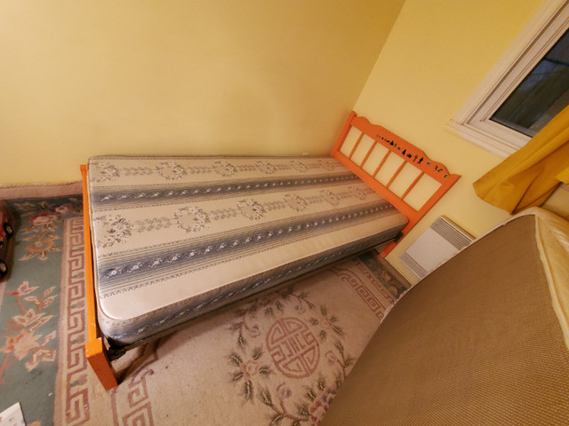 Lit une place / single bed dans Lits et matelas  à Laval/Rive Nord - Image 2