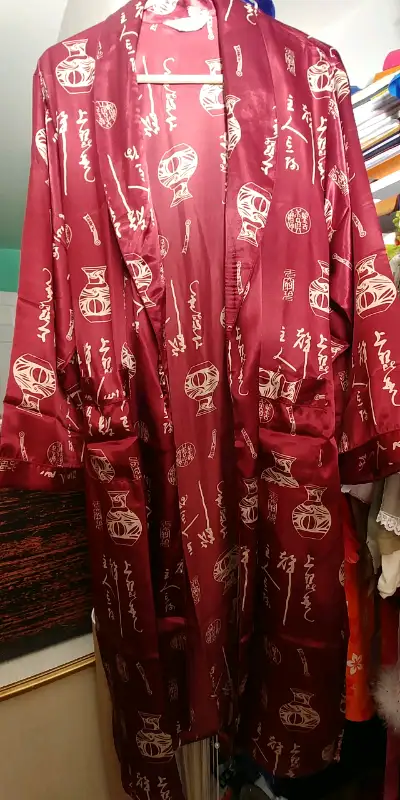 Robe de chambre neuve, jamais portée. Achetée en Chine. Taille medium. Peut être utilisé comme costu...