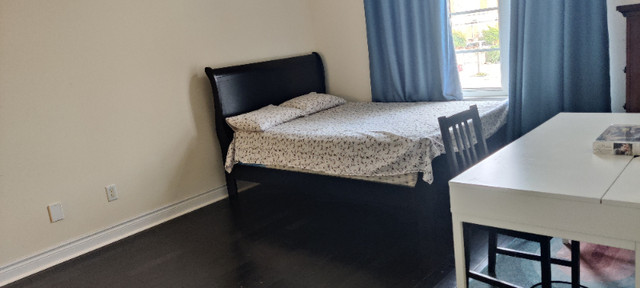 Private Room For 1 Working Professional in Room Rentals & Roommates in Markham / York Region