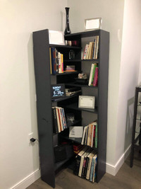 Corner bookshelf