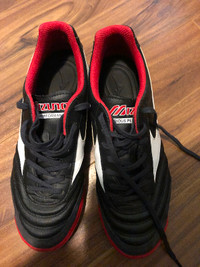 7.5 Men’s indoor soccer shoes
