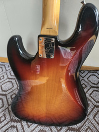 BASS FENDER JAZZ SIGNÉ PAR NOEL REDDING (JIMMY HENDRIX)