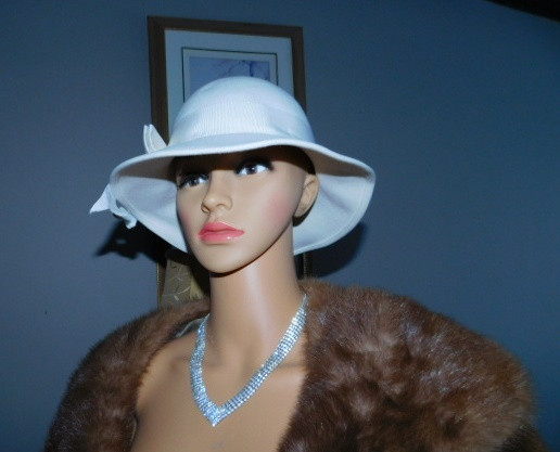 18" UNMARKED 5 ROWS SPARKLY RHINESTONES V NECKLACE in Jewellery & Watches in Lethbridge - Image 3