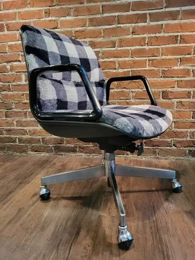 fauteuil inspiré du design Charles POLLOCK des années 70 Rembourrage et revêtement refait à neuf......
