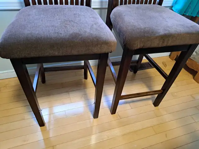 Solid wood high dining table with 4 chairs newly reupholtered in Dining Tables & Sets in Barrie - Image 7