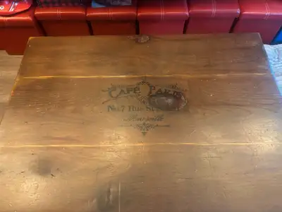 Table basse de salon. Construit dans un demi baril Le couvercle s'ouvre pour rangement