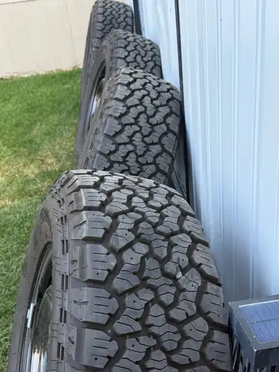 5 new take off tires and rims from ford Bronco Tires are 265/70/17 General Grabbrrs ATX Rims are 6 b...