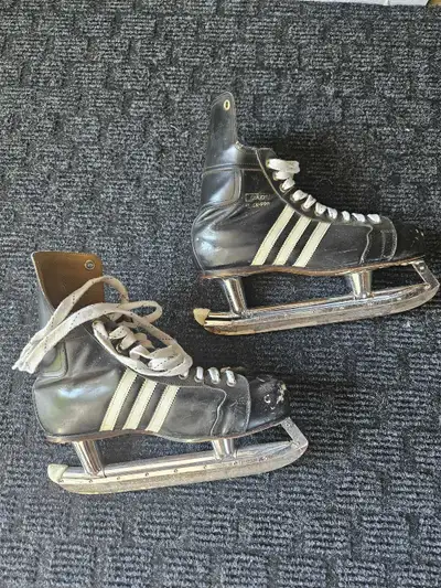 Ancien patin hockey de collection "addidas "ils ont plus de 50 ans .grandeur 9.5 pour homme demande...