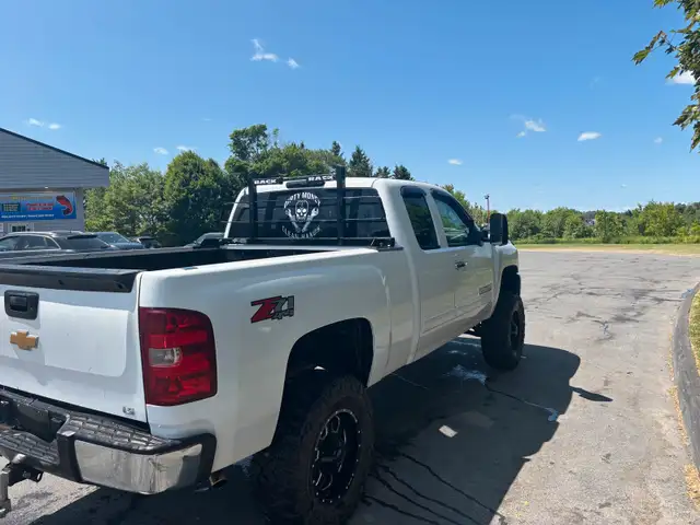 2013 Chevy 1500 with low km 88 000 km  in Cars & Trucks in Bathurst - Image 9