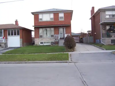 STUDENT RENTAL--available now LOCATION: yorkdale/glenpark/North York/ *Hillmount ave. -near GLENCAIR...