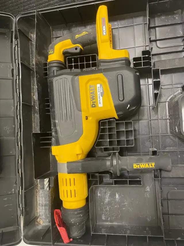 Dewalt sds max brushless hammer in Power Tools in Mississauga / Peel Region - Image 2