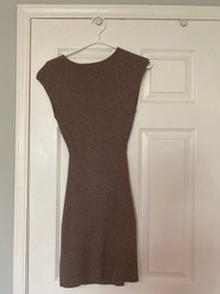 Aritzia / Wilfred Dress with Slit in Back 