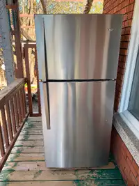 Réfrigérateur Whirlpool en acier inoxydable.