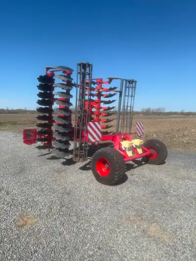 Déchaumeuse DUCAT 5 mètres idéale pour le travail superficiel et rapide des sols. Machine très robus...