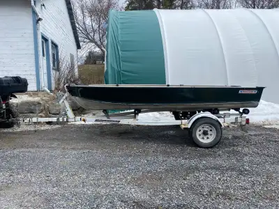 14ft Princecraft with captain chair, small casting platform, minor leaks. Ez load adjustable length...