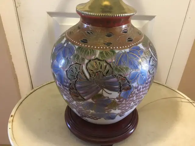 Vintage Floral Table Lamp  in Indoor Lighting & Fans in Mississauga / Peel Region - Image 4