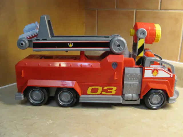 New Price *** Camion de pompier - Fire Truck *** Nouveau prix in Toys & Games in Gatineau - Image 4