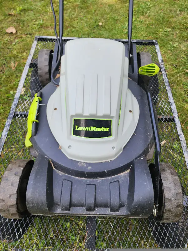 Lawn Master  Electric Corded Green Lawnmower 2 in 1 ME1018X in Lawnmowers & Leaf Blowers in Windsor Region - Image 4