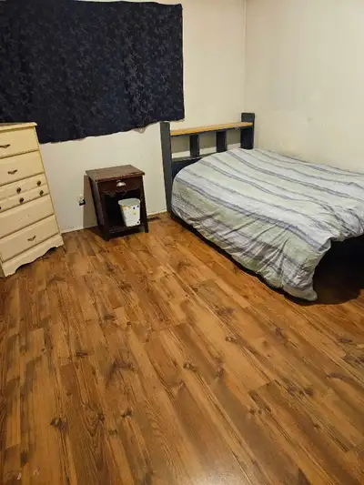 MASTER BEDROOM, VERY LARGE, FURNISHED WITH BED LINEN NIGHT TABLE DRESSER KITCHEN. $850 PER MONTH. LO...