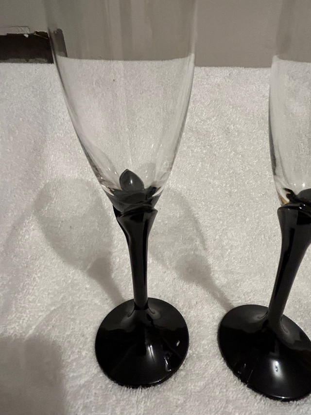 5 oz Wine glasses black stem $8 for 2 glasses in Kitchen & Dining Wares in Mississauga / Peel Region - Image 2