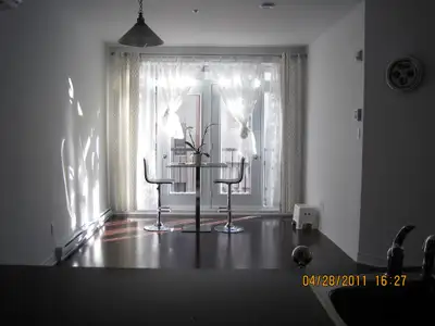 Condo 3 1/2 meublé à louer 1 chambre avec un walk-in 1 salon sectionnel qui peut se convertir en lit...