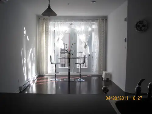 Condo 3 1/2 meublé à louer 1 chambre avec un walk-in 1 salon sectionnel qui peut se convertir en lit...