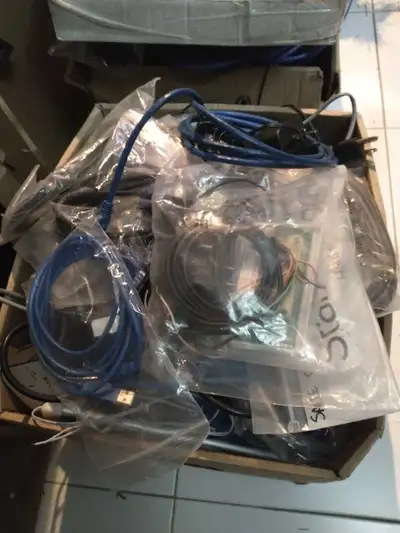 Lot de câbles, fils, chargeurs, connecteurs, etc. Le prix est de 50$ pour 5 boîtes archivex. Électro...