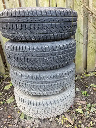 Selling an excellent set of nearly brand new winter tires for Nissan Rogue Tire Size 225/65/17. Ovat...