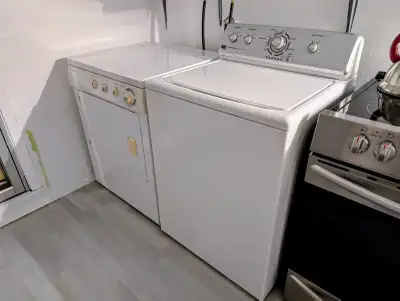 Laveuse, sécheuse à vendre, usagé, fonctionne bien. Je conserve les tuyaux de remplissage de la lave...