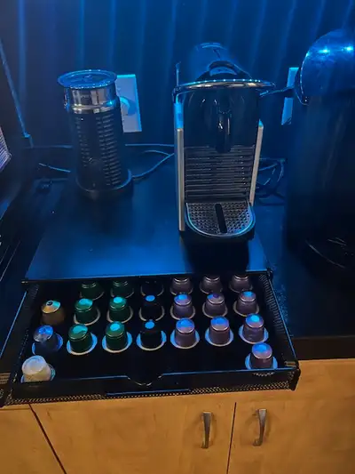 Cafetière a expresso en aluminium très peu utilisée comme neuve. Grace a ses dimensions compactes, l...