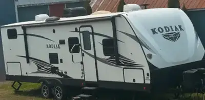For sale a 32 foot 2019 Kodiak 283BHSL Ultra Lite trailer in great condition with 1 owner. With a GV...