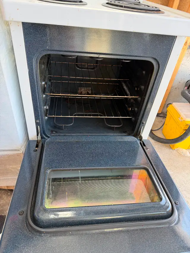 24 inch Frigidaire apartment size stove in Stoves, Ovens & Ranges in Barrie - Image 3
