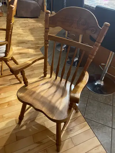 Kitchen table with 5 captain chairs In excellent condition