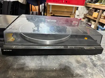 This vintage Turntable must be hooked to this amp for power , but it works! Great for Vinyl record s...