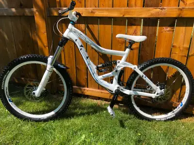 Selling my 2011 Specialized Big Hit 3 Brand new SRAM G2R brakes (last 2 pictures) Rockshox Domain 31...
