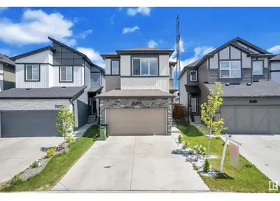947 PEAR CR SW, Edmonton, Alberta T6X2Z5 Welcome to this beautiful 2022-built 4 bedroom, 3.5 bathroo...