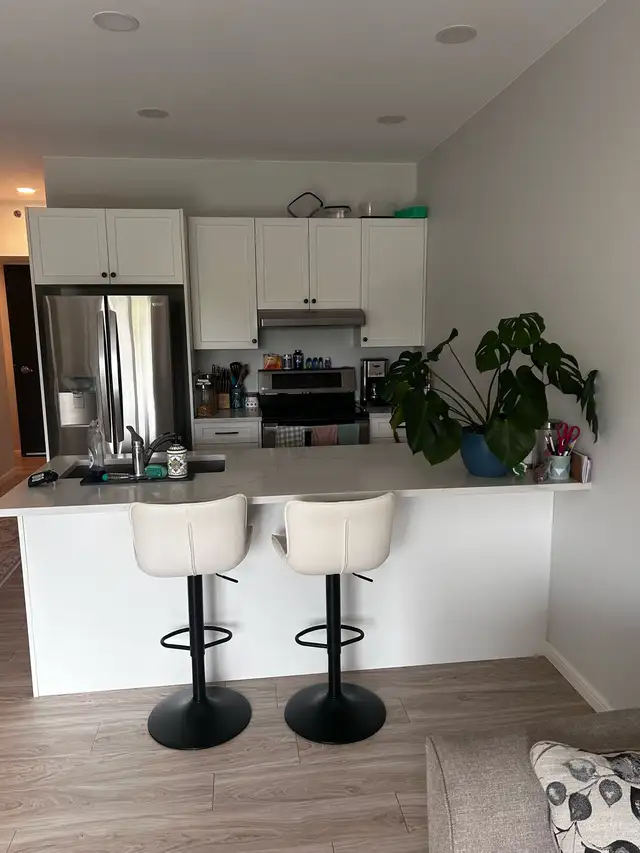 Room for rent(females only) in Room Rentals & Roommates in Morden - Image 5