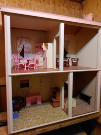 Maison de barbie avec meubles, rideaux, barbies et accessoires