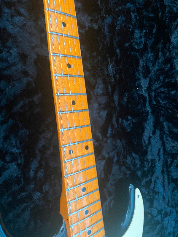 Guitare Fender Éric Johnson Strat Sunburst avec case dans Guitares  à Saint-Jean-sur-Richelieu - Image 3